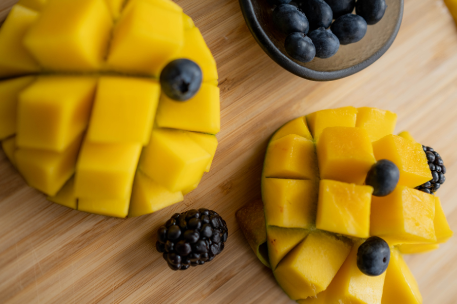 Healthy foods to eat everyday - mangoes